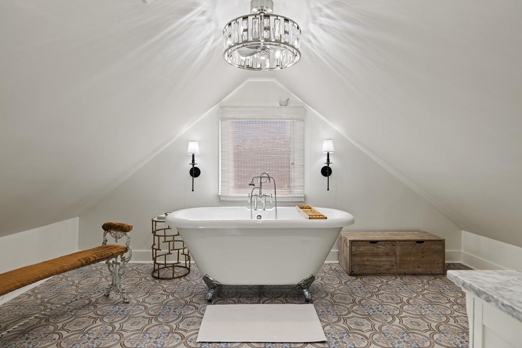 119 W San Antonio St