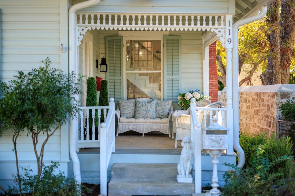 119 W San Antonio St