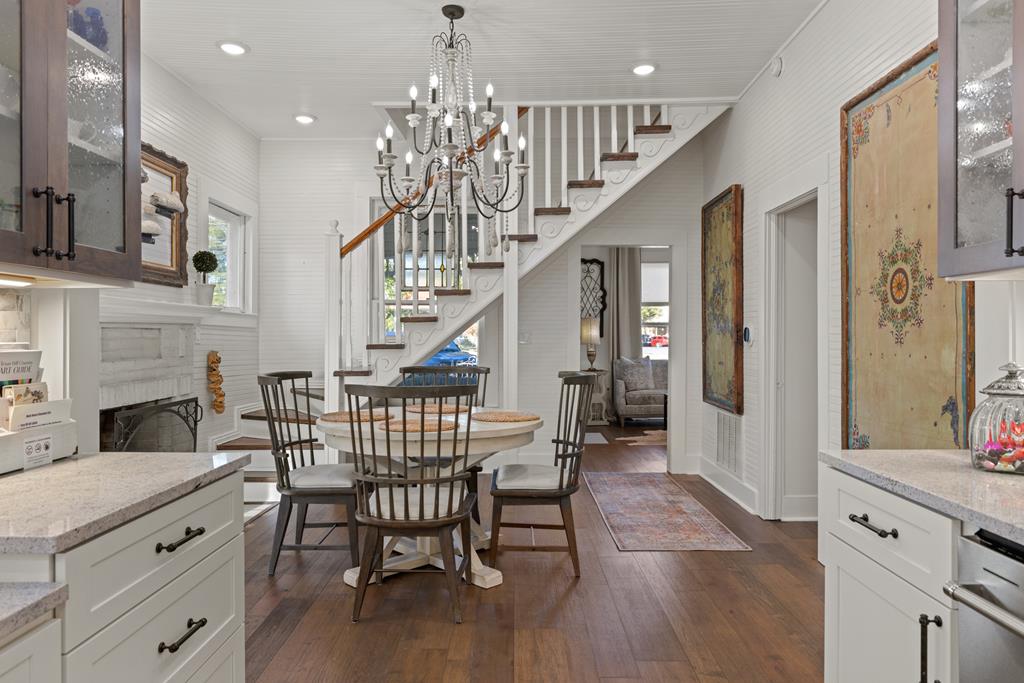 119 W San Antonio St