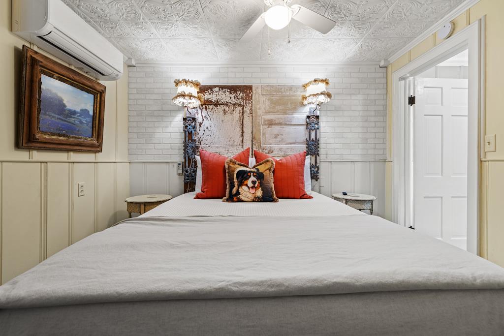 119 W San Antonio St