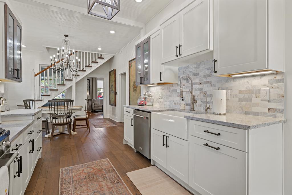 119 W San Antonio St