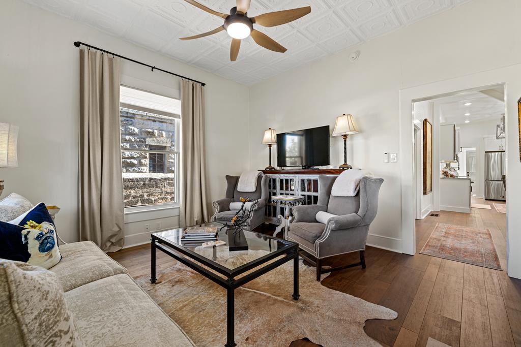 119 W San Antonio St