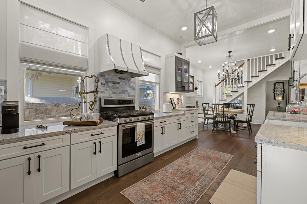 119 W San Antonio St