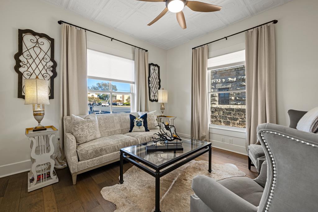 119 W San Antonio St