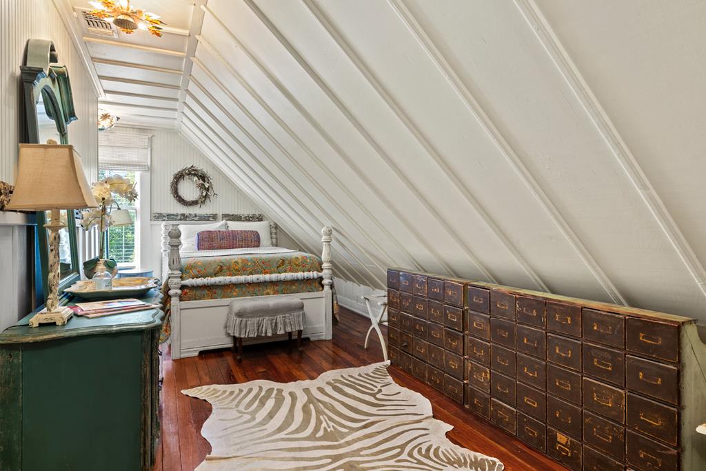 119 W San Antonio St