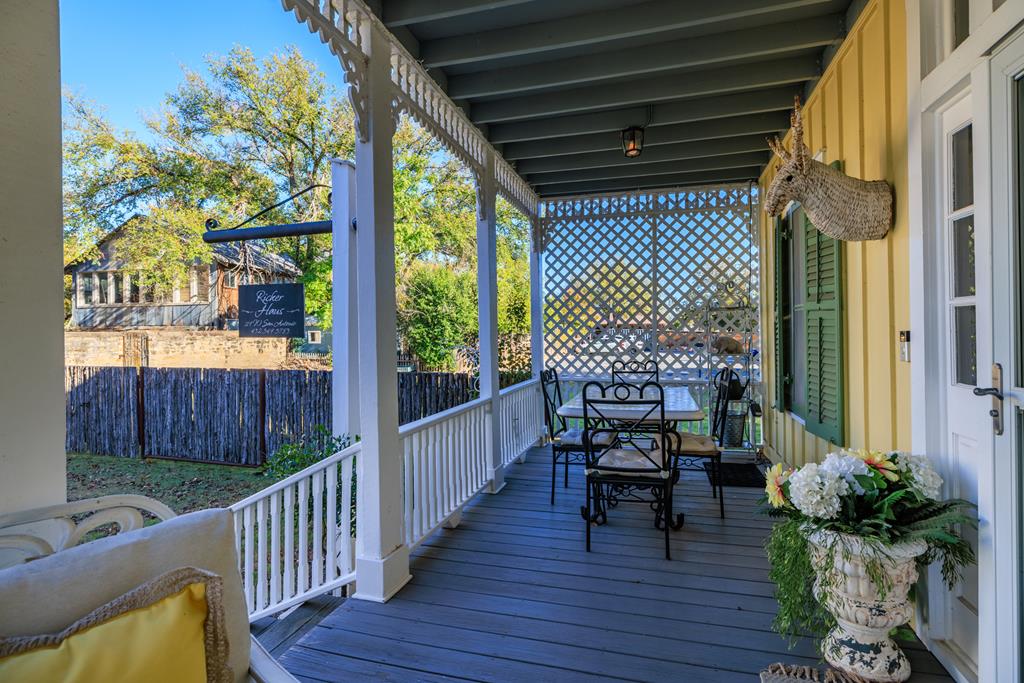 119 W San Antonio St