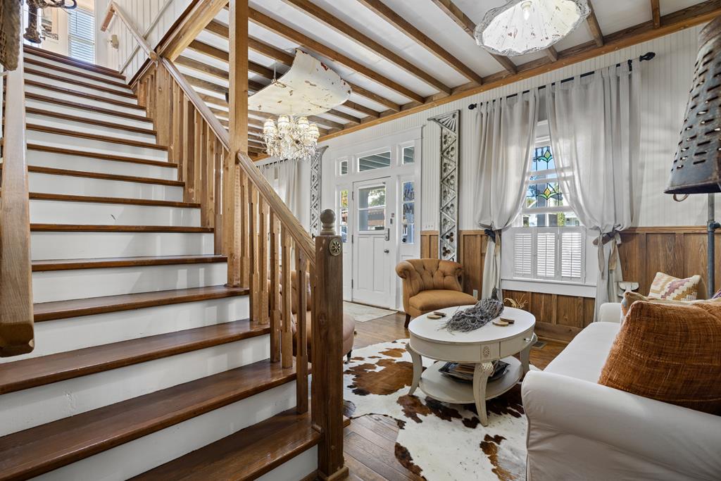 119 W San Antonio St