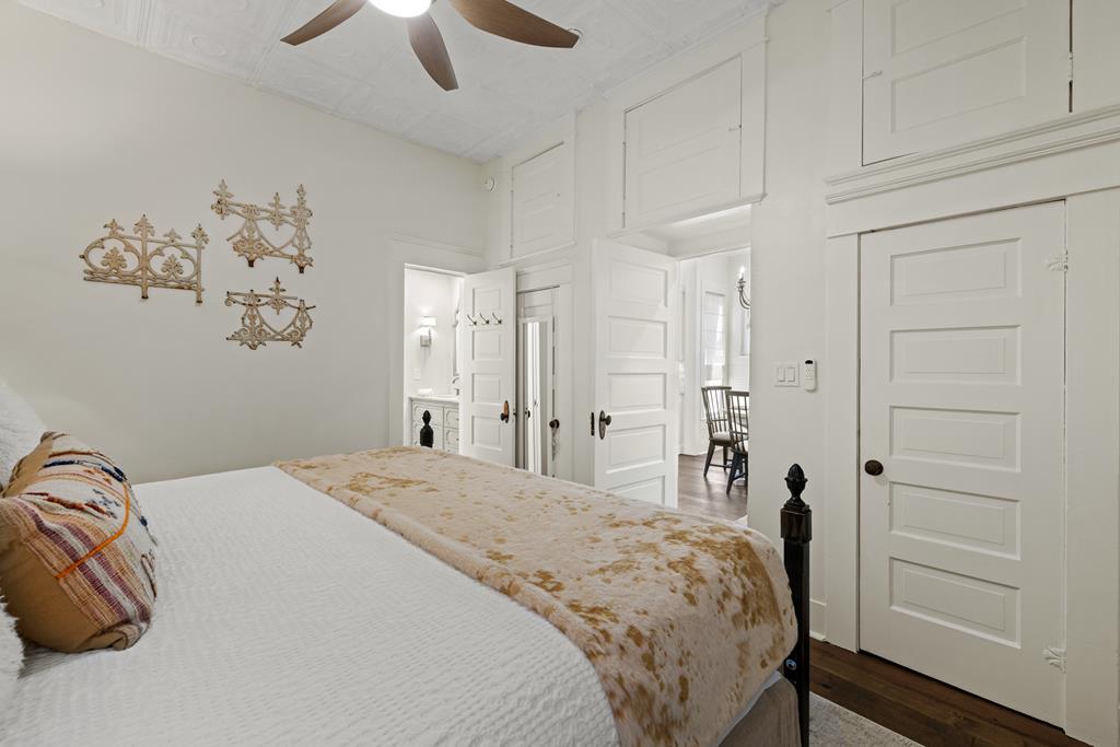 119 W San Antonio St