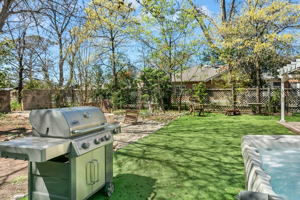 103 E Hackberry St