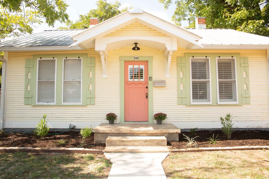 213 Mistletoe St