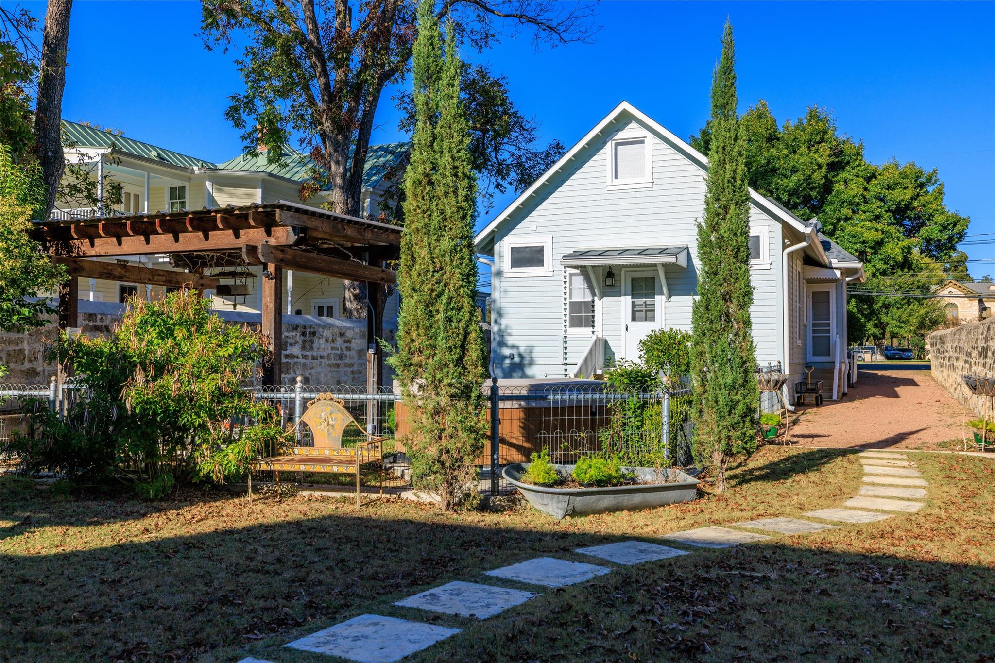 119 W San Antonio ST