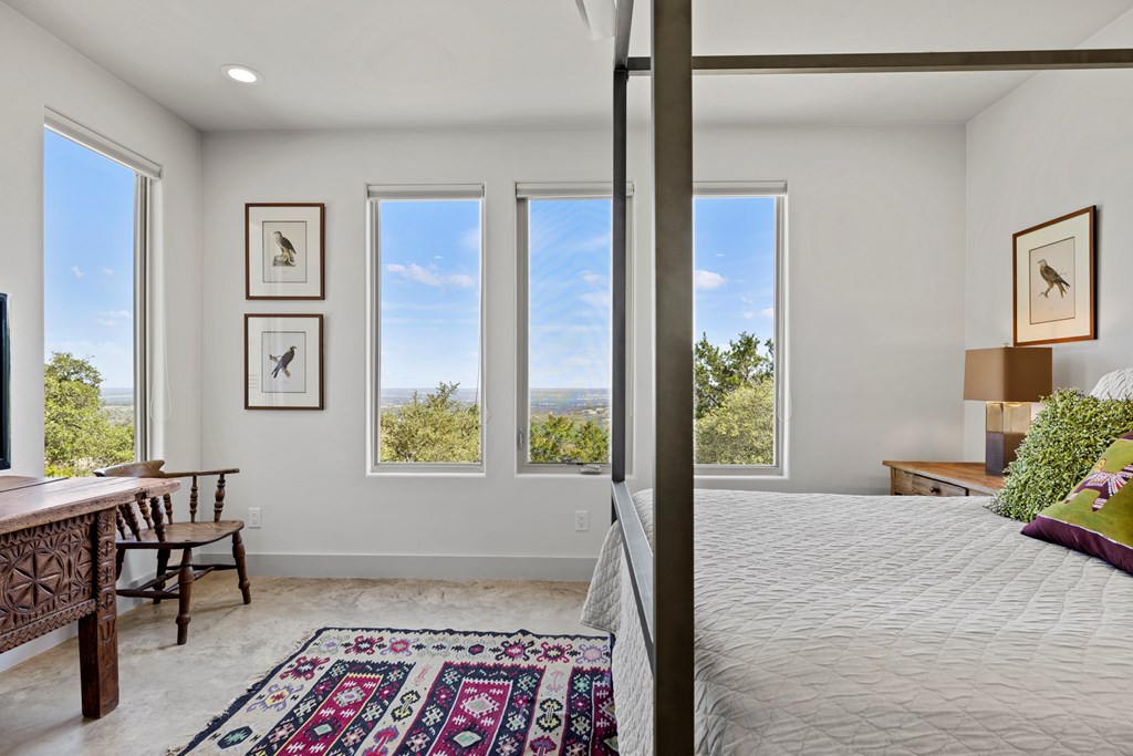 858 NE Seven Falls Ranch Rd