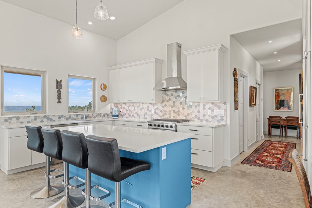 858 NE Seven Falls Ranch Rd