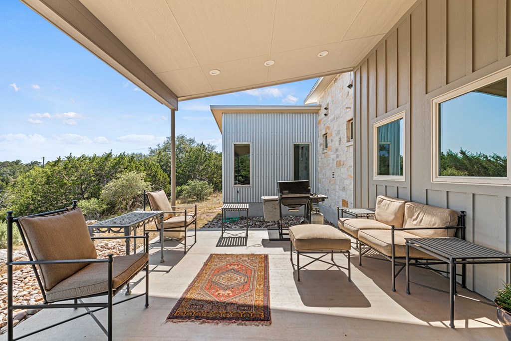 858 NE Seven Falls Ranch Rd