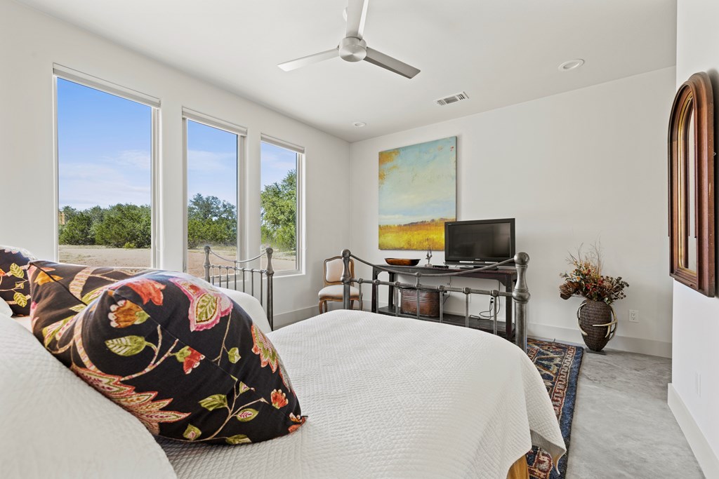 858 NE Seven Falls Ranch Rd