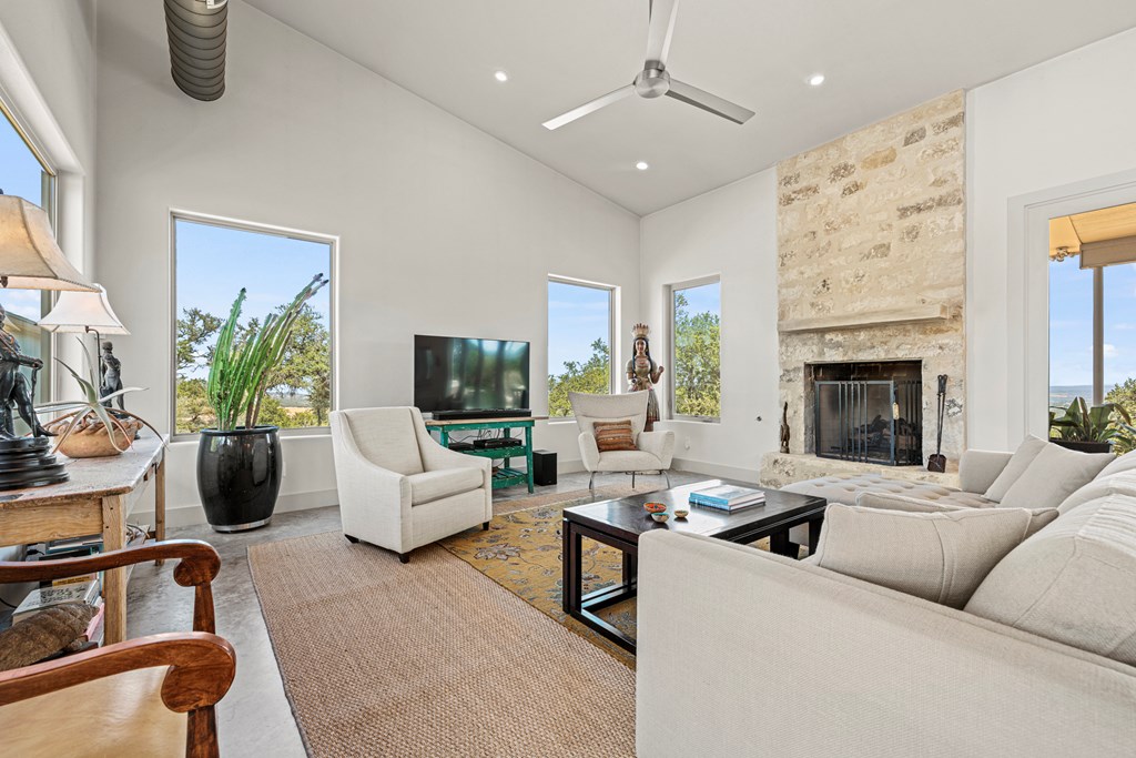 858 NE Seven Falls Ranch Rd