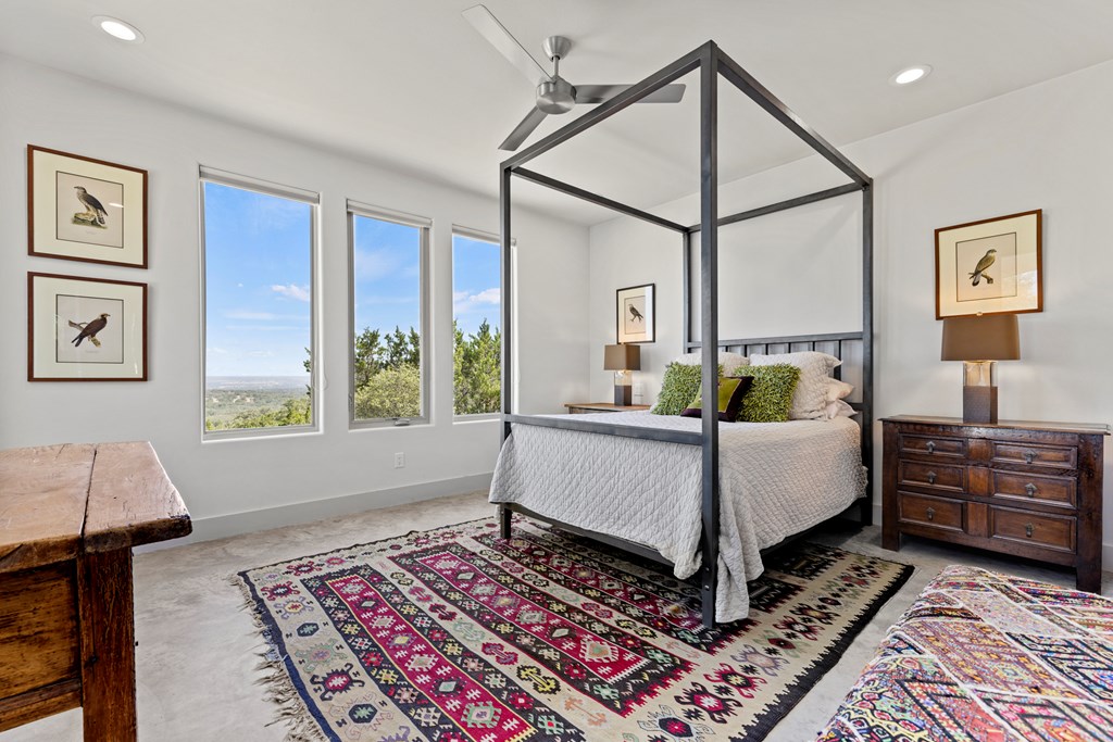 858 NE Seven Falls Ranch Rd