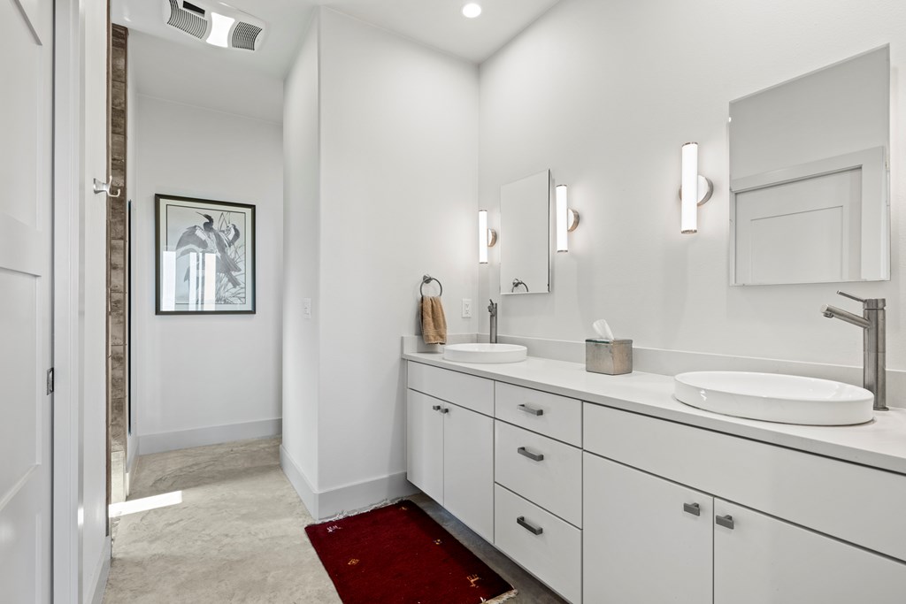 858 NE Seven Falls Ranch Rd