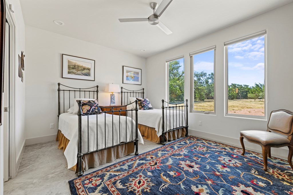 858 NE Seven Falls Ranch Rd