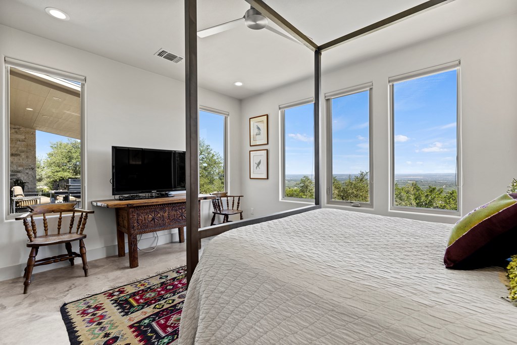 858 NE Seven Falls Ranch Rd