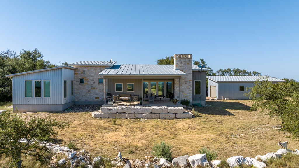 858 NE Seven Falls Ranch Rd