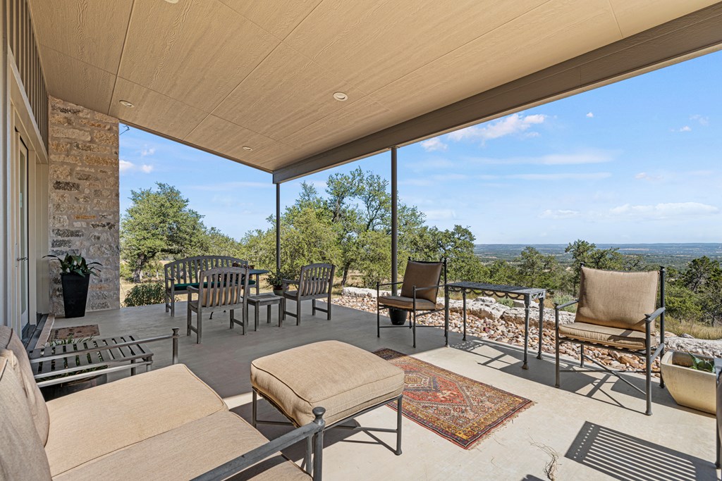 858 NE Seven Falls Ranch Rd