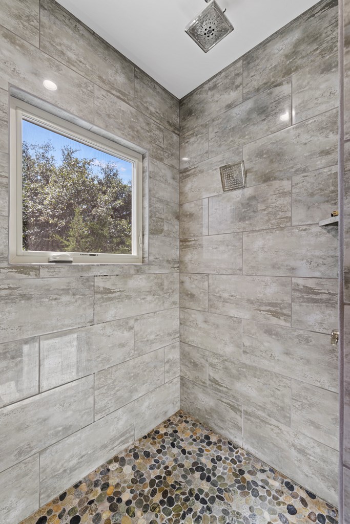 858 NE Seven Falls Ranch Rd