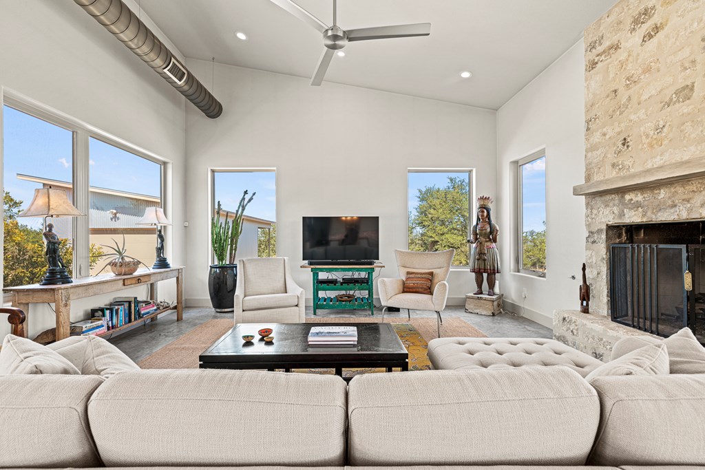 858 NE Seven Falls Ranch Rd