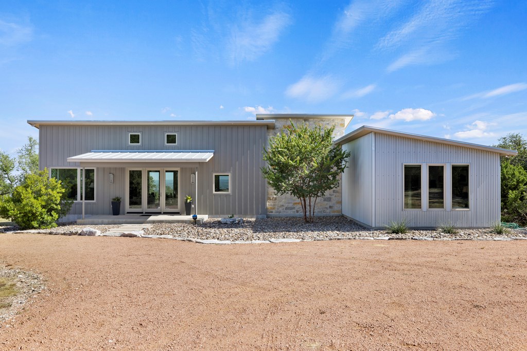 858 NE Seven Falls Ranch Rd