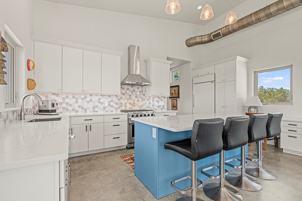 858 NE Seven Falls Ranch Rd