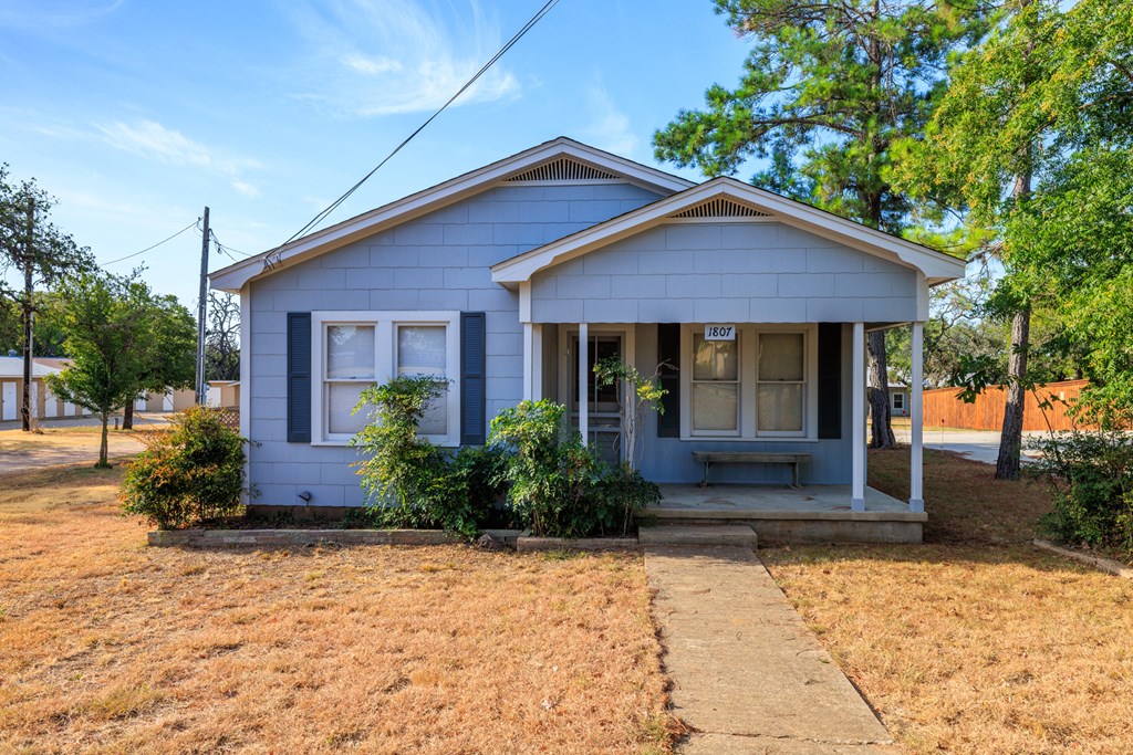 1807 N Llano N Llano St