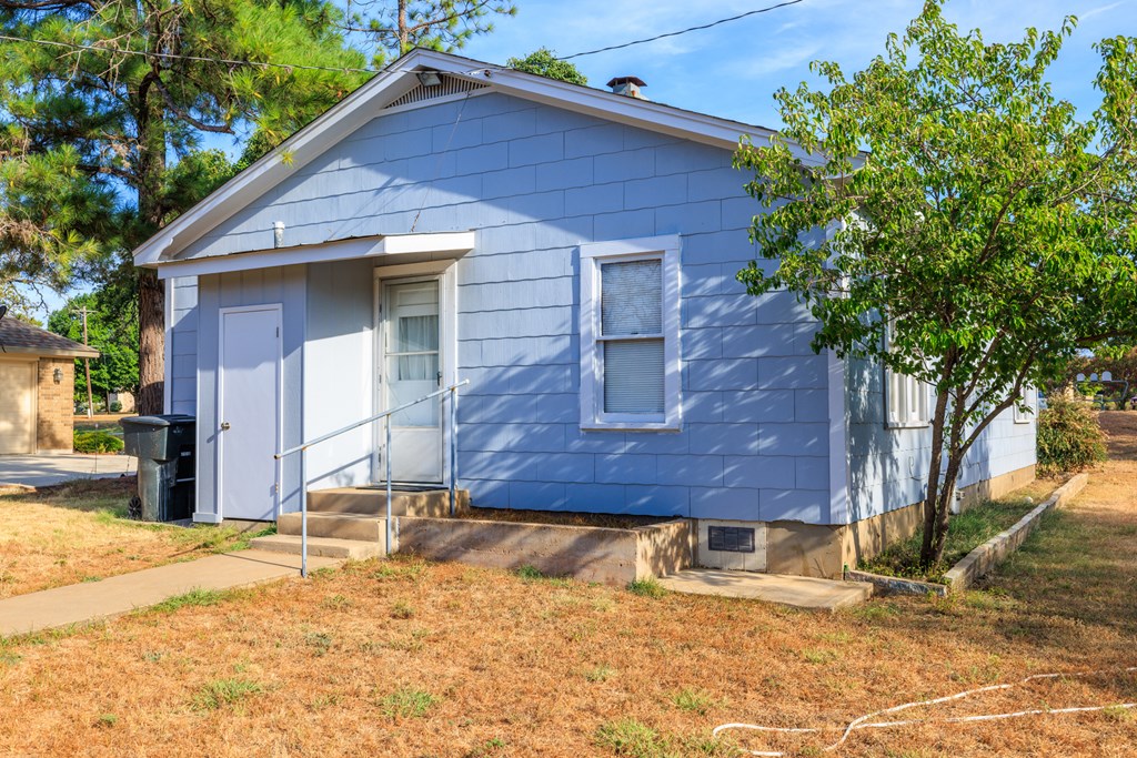 1807 N Llano N Llano St