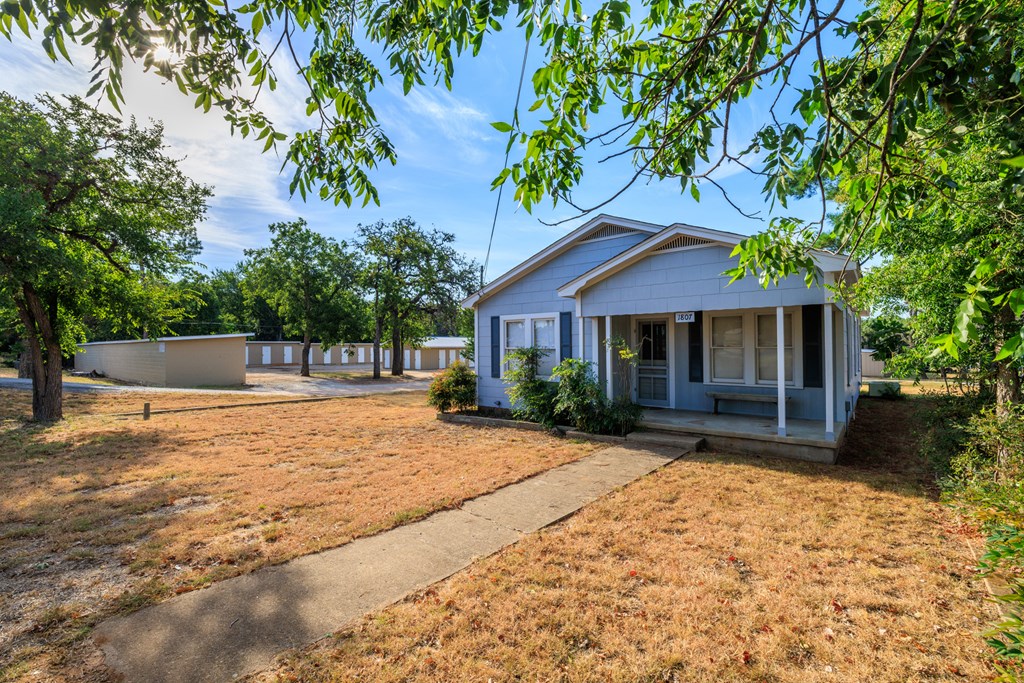 1807 N Llano N Llano St