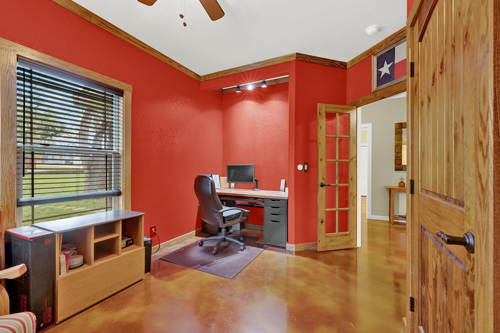 1811 N Llano St