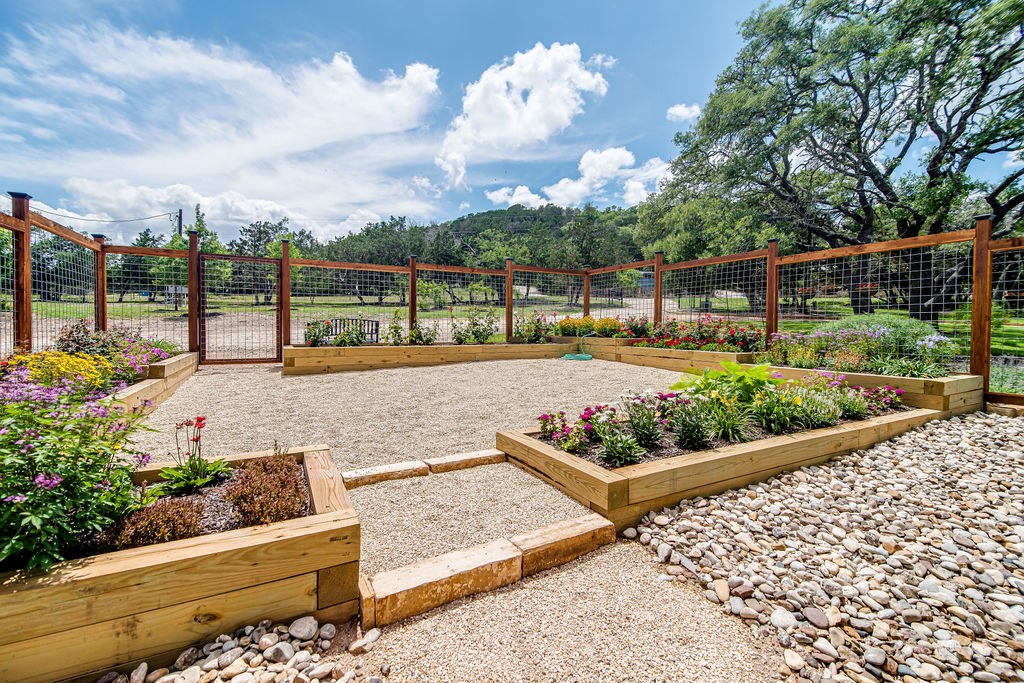 240 Royal Oaks Loop