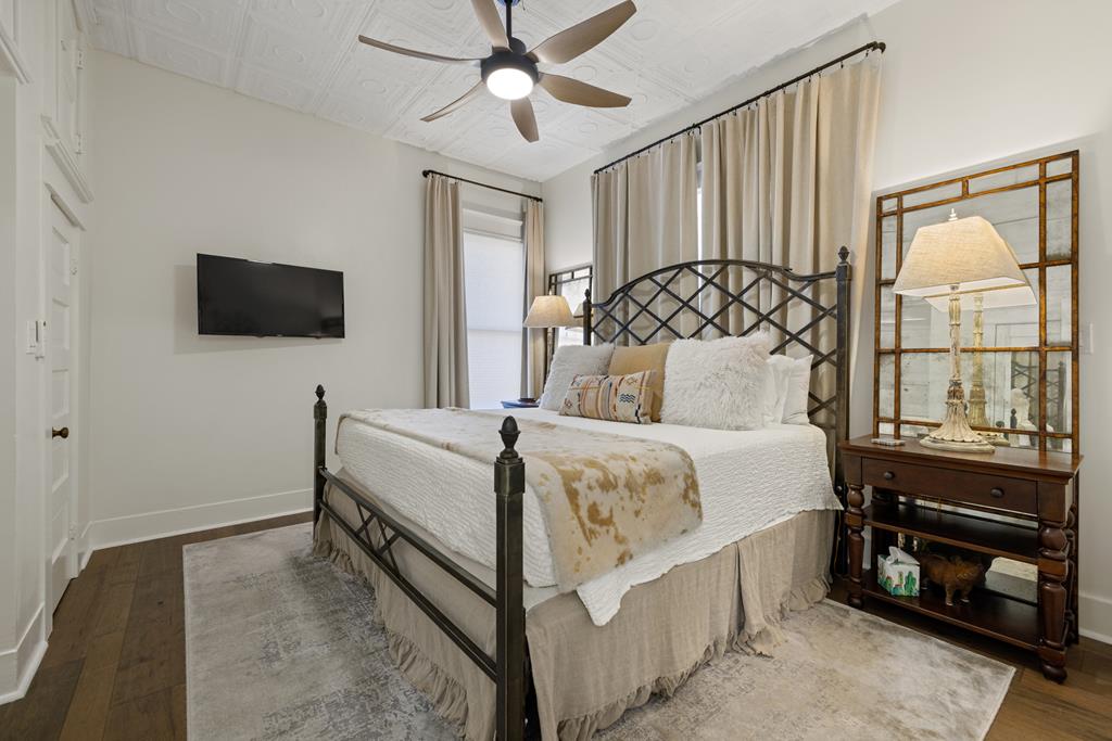 119 W San Antonio St