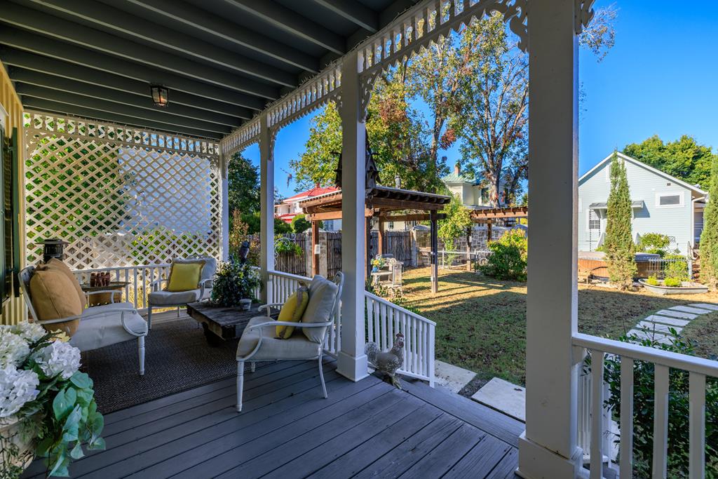 119 W San Antonio St