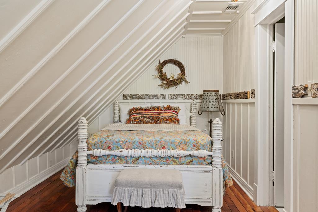 119 W San Antonio St