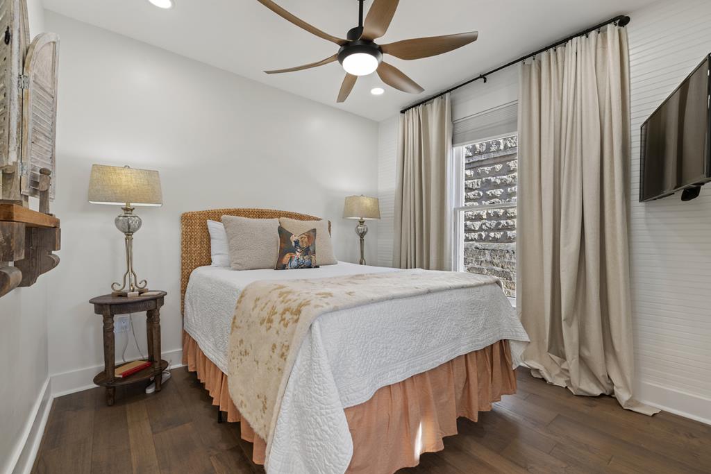 119 W San Antonio St