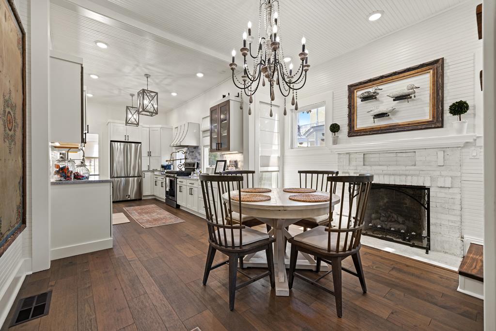 119 W San Antonio St