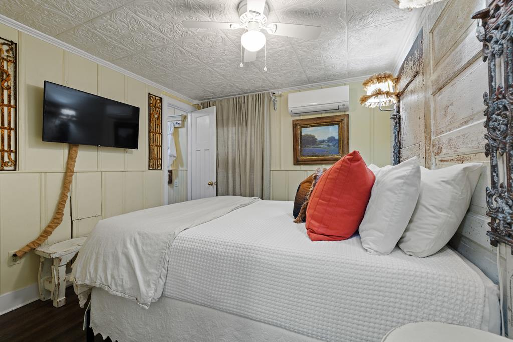 119 W San Antonio St