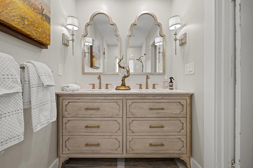 119 W San Antonio St