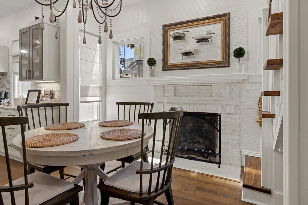 119 W San Antonio St