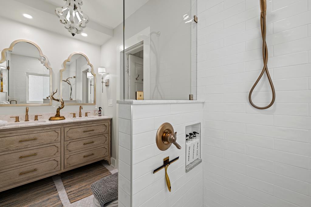 119 W San Antonio St