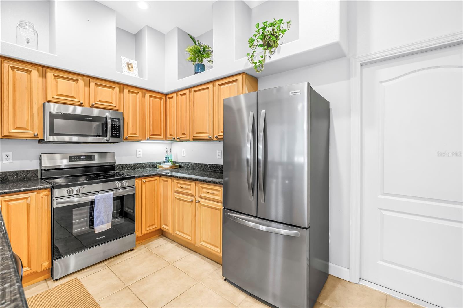 2982 ESTANCIA PL