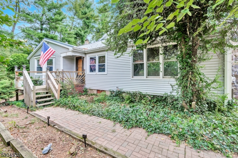 122 Featherbed Ln