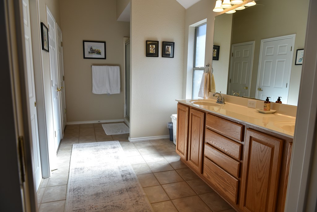 201 Bending Oaks Trail