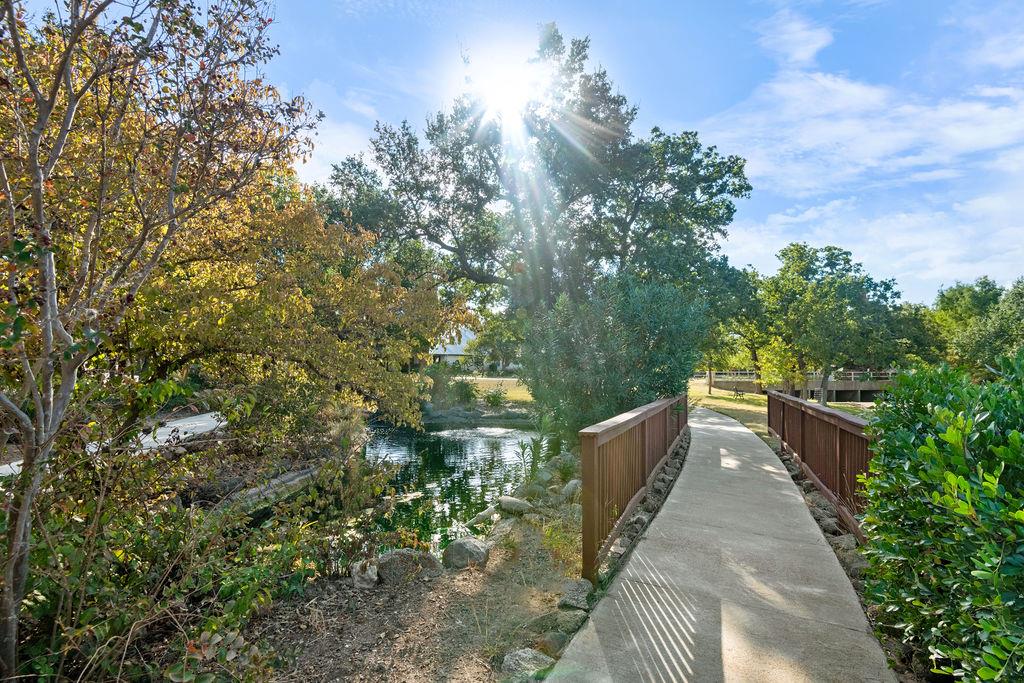 201 Bending Oaks Trail