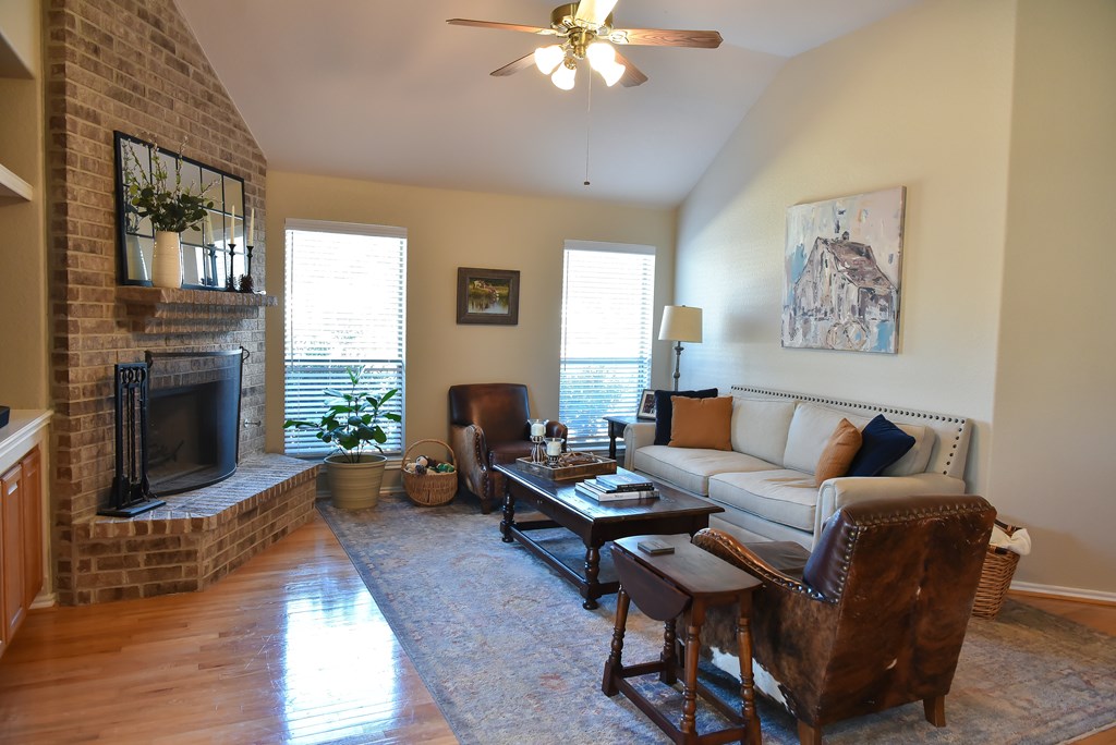 201 Bending Oaks Trail