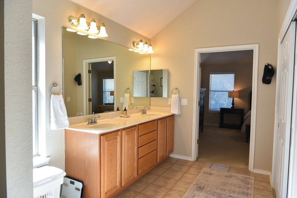 201 Bending Oaks Trail